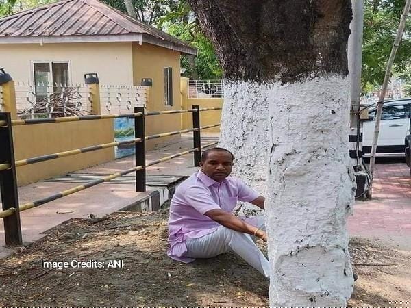 Assam Congress MLA Kamalakhya Dey Purkayastha takes advice from state Assembly Speaker Biswajit Daimary; sits under a tree to reduce electricity bill. 